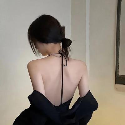 背后的她,眼前的我